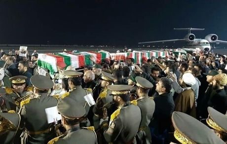 پیکر مطهر سردار سلیمانی و یاران شهیدش وارد میهن شد
