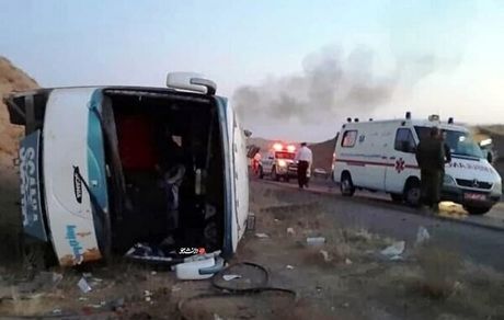 ۲۹ مصدوم در واژگونی اتوبوس کارگران معدن چارملو