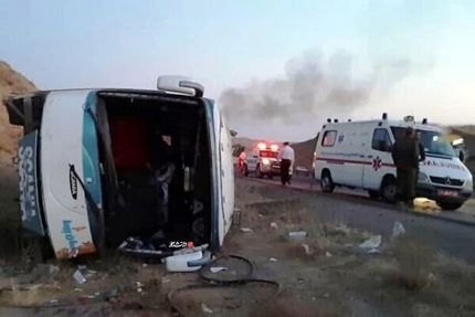 ۲۹ مصدوم در واژگونی اتوبوس کارگران معدن چارملو