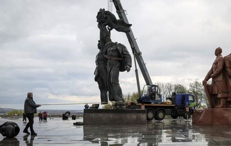 کی‌یف مجسمه یادبود دوستی با روسیه را پایین کشید