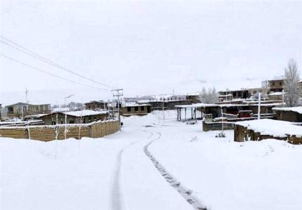 ادامه بحران انسداد جادههای گیلان به علت بارش برف؛ آب شرب ۳۹ هزار مشترک روستایی قطع است