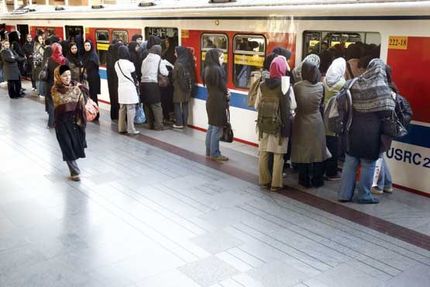 تدوین برنامه برای حفظ کرامت بانوان در مترو/از پلیس استفاده می‌شود