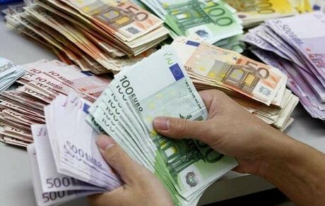 سقف فروش ارز به دارندگان کارت بازرگانی ۳ برابر شد