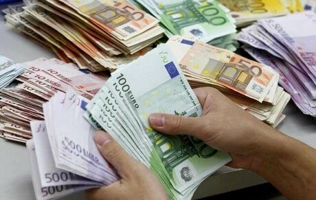 سقف فروش ارز به دارندگان کارت بازرگانی ۳ برابر شد