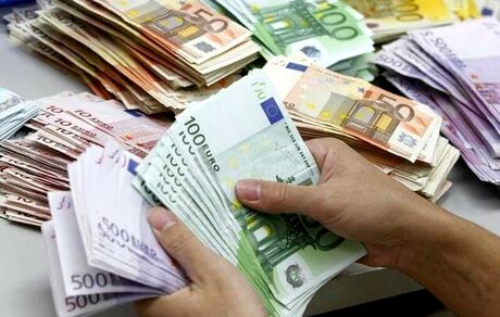 سقف فروش ارز به دارندگان کارت بازرگانی ۳ برابر شد