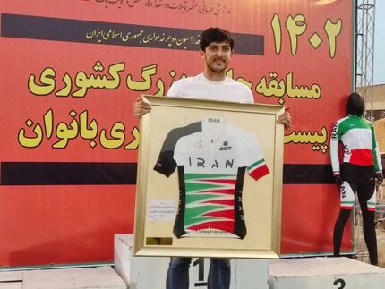 سردار آزمون جوایز نقدی مسابقه جایزه بزرگ دوچرخه سواری بانوان را پرداخت کرد