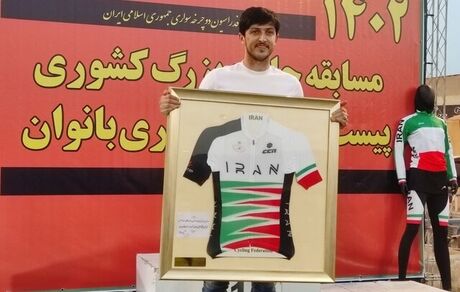 سردار آزمون جوایز نقدی مسابقه جایزه بزرگ دوچرخه سواری بانوان را پرداخت کرد