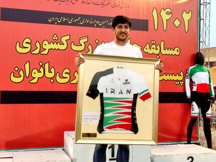 سردار آزمون جوایز نقدی مسابقه جایزه بزرگ دوچرخه سواری بانوان را پرداخت کرد