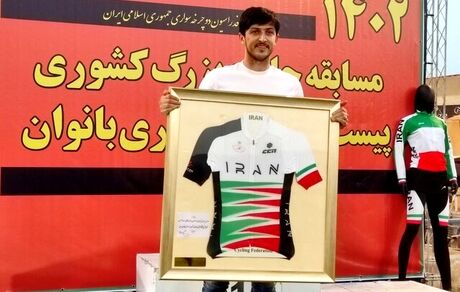 سردار آزمون جوایز نقدی مسابقه جایزه بزرگ دوچرخه سواری بانوان را پرداخت کرد