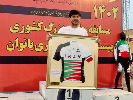 سردار آزمون جوایز نقدی مسابقه جایزه بزرگ دوچرخه سواری بانوان را پرداخت کرد