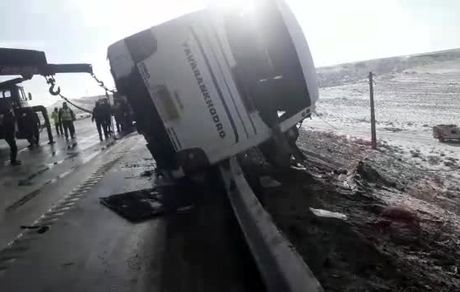 ۹ کشته و زخمی در واژگونی اتوبوس در جاده بستان آباد
