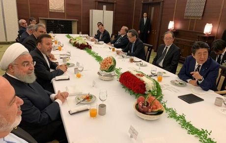 
توییت ظریف در خصوص دیدار حسن روحانی و آبه شینزو
