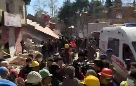 یک دختر ۱۷ ساله پس از ۲۴۸ ساعت از زیر آوار در ترکیه نجات یافت