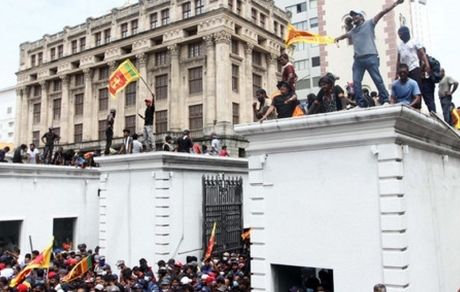 ضرب و شتم ۸ روزنامه نگار در سری‌لانکا بخاطر پوشش اعتراضات