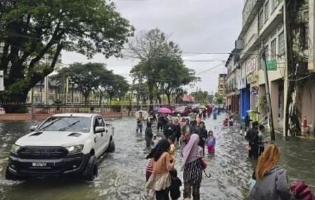 آواره شدن ۱۲۰ هزار نفر بر اثر سیل مالزی