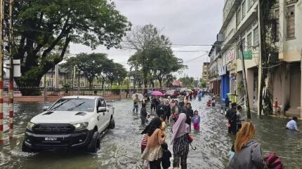 آواره شدن ۱۲۰ هزار نفر بر اثر سیل مالزی