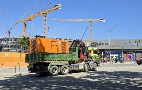 بازسازی ورزشگاه نیوکمپ با وجود قطع سراسری برق در اسپانیا از ژنراتورهای برق