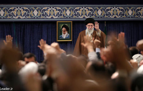 سیاست راهبردی امام آوردن مردم به صحنه سیاست راهبردی دشمن خارج کردن مردم از صحنه