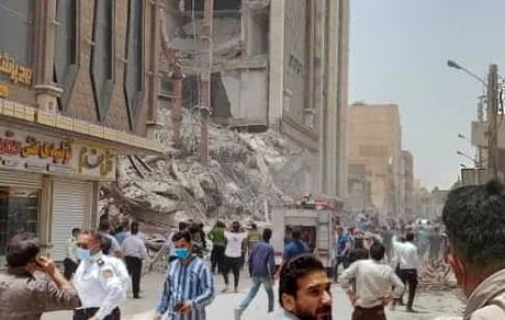 ساختمان ۱۰ طبقه در آبادان ریزش کرد / ۵ نفر کشته و زخمی شدند + ویدئو