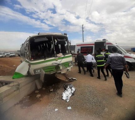 مصدومیت ۳۰ نفر در پاکدشت به علت برخورد اتوبوس با گاردریل