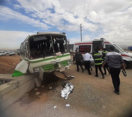 مصدومیت ۳۰ نفر در پاکدشت به علت برخورد اتوبوس با گاردریل