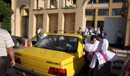 نقش پررنگ رانندگان سرویس مدارس در پرورش دانش‌آموزان