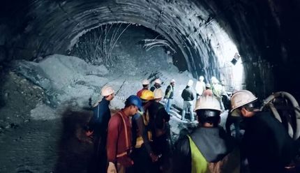 ادامه عملیات امداد و نجات در حادثه ریزش تونل در هند