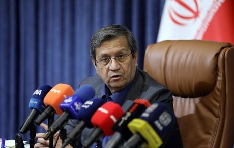 رئیس کل بانک مرکزی: برابر نوسانات غیرعادی بازار تماشاگر نخواهیم بود