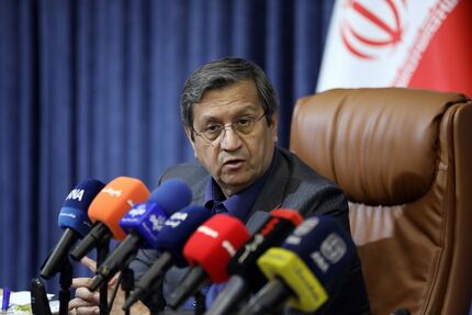 رئیس کل بانک مرکزی: برابر نوسانات غیرعادی بازار تماشاگر نخواهیم بود