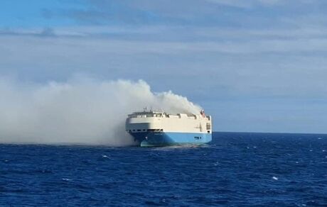 آتش گرفتن و نابودی ۴۰۰۰ خودروی لوکس روی اقیانوس! + ویدئو