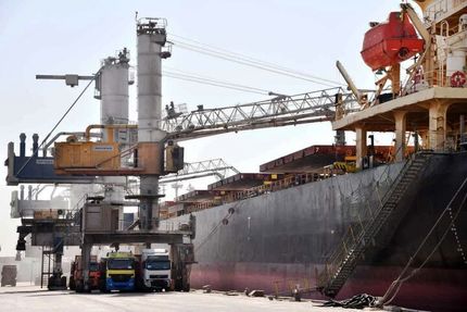 مهار آتش سوزی کشتی تانکر حمل مواد سوختی در بندر امام خمینی