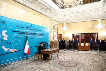 توافقنامه احداث خط راه‌آهن رشت – آستارا بین ایران و روسیه امضا شد