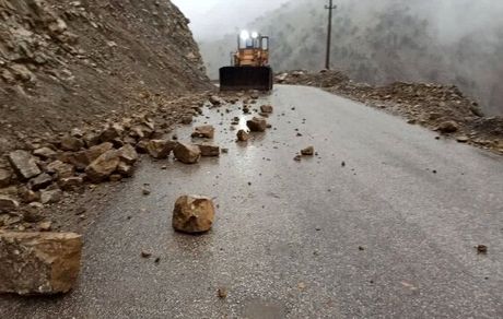 ریزش خاک، آزادراه تهران پردیس را مسدود کرد