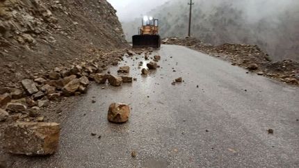 ریزش خاک، آزادراه تهران پردیس را مسدود کرد