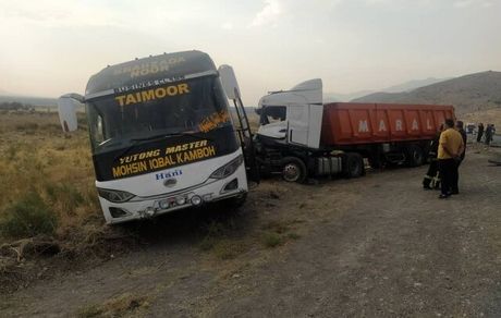 سه فوتی و مصدوم در تصادف اتوبوس با تریلی