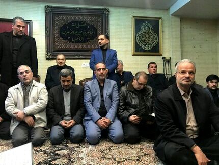 عکس| حضور احمدی‌نژاد در منزل سردار شهید سلیمانی