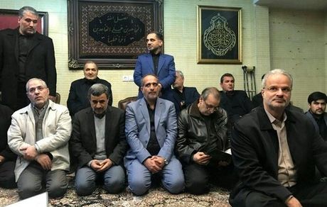 عکس| حضور احمدی‌نژاد در منزل سردار شهید سلیمانی