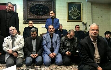 عکس| حضور احمدی‌نژاد در منزل سردار شهید سلیمانی