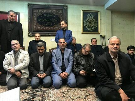 عکس| حضور احمدی‌نژاد در منزل سردار شهید سلیمانی