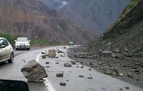 محور هراز بسته شد / علت: ریزش کوه