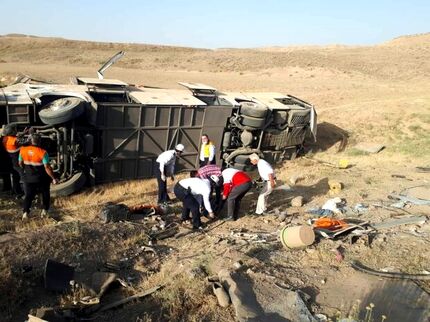 یک اتوبوس دیگر واژگون شد / ۲۶ نفر مصدوم شدند