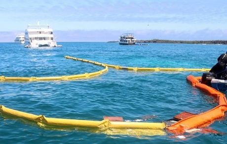 یک کشتی گردشگری غرق شد / هزاران لیتر سوخت به دریا سرازیر شد