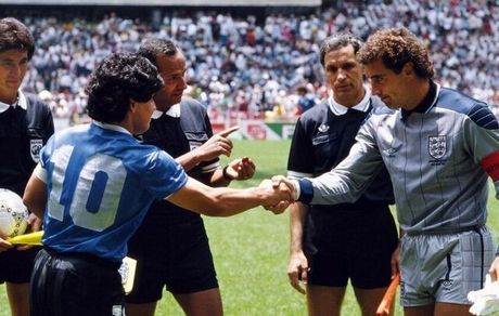 توپ دیدار آرژانتین - انگلیس در جام ۸۶ به حراج گذاشته می‌شود/گل با دست خدا ماردونا خاطره این توپ