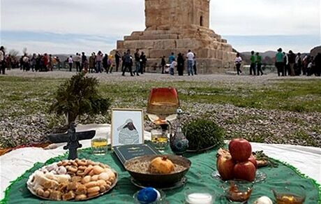حضور ۵۰ هزار نفر گردشگر و مسافر نوروزی همزمان با تحویل سال در تخت جمشید، حافظیه و پاسارگاد