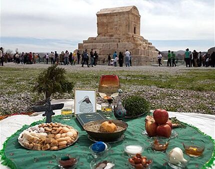 حضور ۵۰ هزار نفر گردشگر و مسافر نوروزی همزمان با تحویل سال در تخت جمشید، حافظیه و پاسارگاد