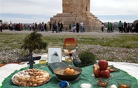حضور ۵۰ هزار نفر گردشگر و مسافر نوروزی همزمان با تحویل سال در تخت جمشید، حافظیه و پاسارگاد
