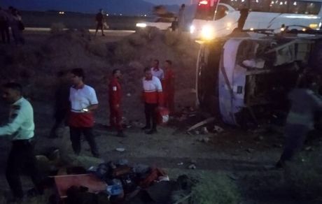 واژگونی اتوبوس در محور کرمانشاه به کنگاور ۱۸ مصدوم داشت