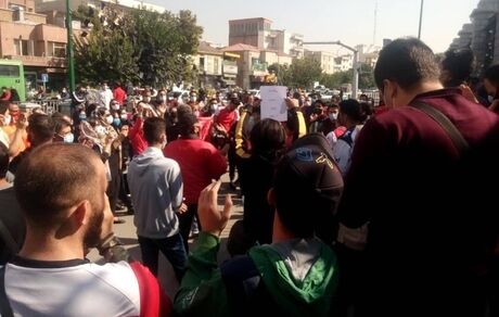 تجمع هواداران پرسپولیس مقابل مجلس شورای اسلامی