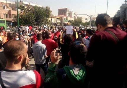 تجمع هواداران پرسپولیس مقابل مجلس شورای اسلامی