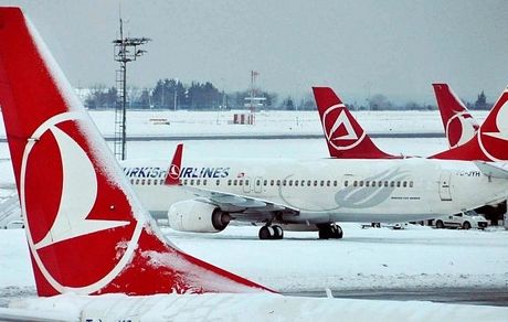 بحران بارش شدید برف در فرودگاه استانبول / پرواز طارمی به یک روستا منتقل شد!